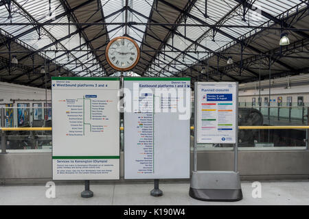 La stazione della metropolitana di Earl's Court, Westbound piattaforme, London, Regno Unito Foto Stock