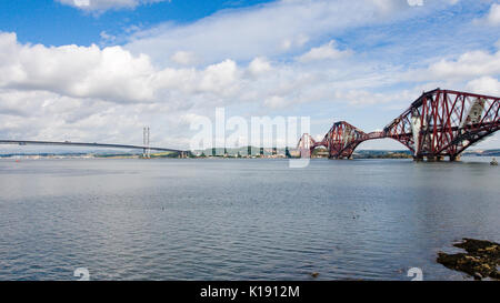 Il Forth Rail Bridge a sbalzo in esecuzione attraverso il Firth of Forth è un iconico struttura di collegamento di North e South Queensferry Edimburgo in Scozia Foto Stock