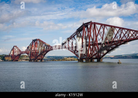 Il Forth Rail Bridge a sbalzo in esecuzione attraverso il Firth of Forth è un iconico struttura di collegamento di North e South Queensferry Edimburgo in Scozia Foto Stock