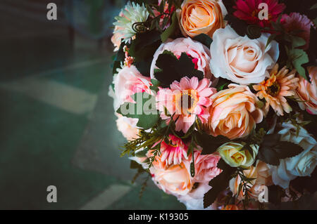 Bouquet di fiori. bouquet di fiori rose fiori di gerbera garofani con copia spazio. Filtro retrò. In stile vintage. tonificante Foto Stock