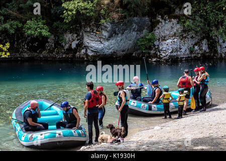 Zagori, Epiro, Grecia - Agosto 29, 2017: team avventura facendo rafting sulle acque fredde del Voidomatis River a Zagori. Egli Voidomatis River è uno o Foto Stock