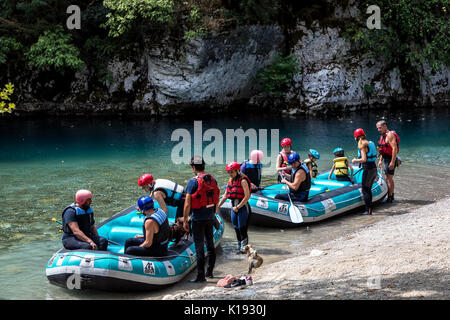 Zagori, Epiro, Grecia - Agosto 29, 2017: team avventura facendo rafting sulle acque fredde del Voidomatis River a Zagori. Egli Voidomatis River è uno o Foto Stock