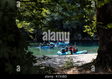 Zagori, Epiro, Grecia - Agosto 29, 2017: team avventura facendo rafting sulle acque fredde del Voidomatis River a Zagori. Egli Voidomatis River è uno o Foto Stock