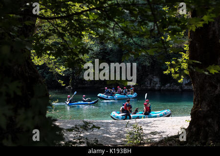 Zagori, Epiro, Grecia - Agosto 29, 2017: team avventura facendo rafting sulle acque fredde del Voidomatis River a Zagori. Egli Voidomatis River è uno o Foto Stock