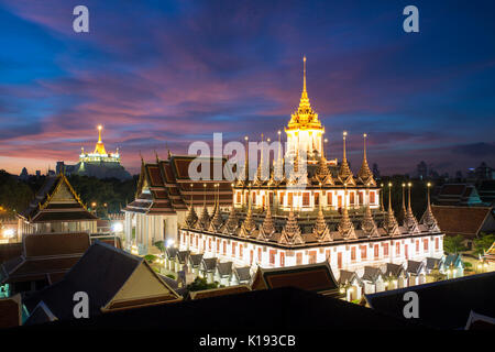 Wat Ratchanatdaram temple e il castello di metallo a Bangkok, in Thailandia Foto Stock