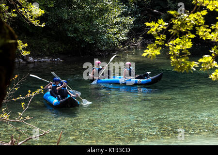 Zagori, Epiro, Grecia - Agosto 29, 2017: team avventura facendo rafting sulle acque fredde del Voidomatis River a Zagori. Egli Voidomatis River è uno o Foto Stock