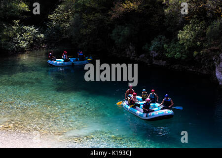 Zagori, Epiro, Grecia - Agosto 29, 2017: team avventura facendo rafting sulle acque fredde del Voidomatis River a Zagori. Egli Voidomatis River è uno o Foto Stock