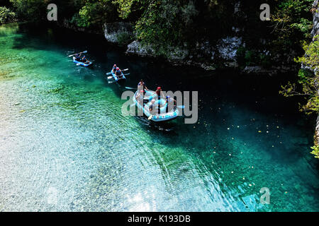 Zagori, Epiro, Grecia - Agosto 29, 2017: team avventura facendo rafting sulle acque fredde del Voidomatis River a Zagori. Egli Voidomatis River è uno o Foto Stock