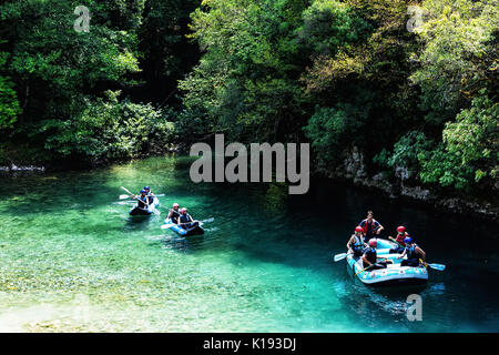 Zagori, Epiro, Grecia - Agosto 29, 2017: team avventura facendo rafting sulle acque fredde del Voidomatis River a Zagori. Egli Voidomatis River è uno o Foto Stock