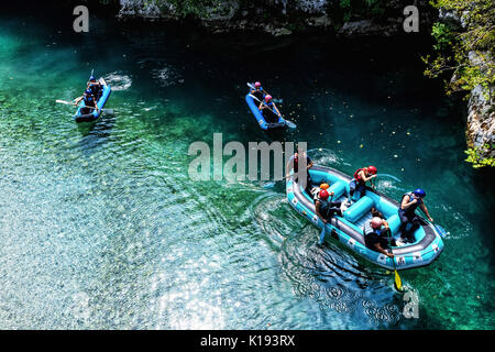 Zagori, Epiro, Grecia - Agosto 29, 2017: team avventura facendo rafting sulle acque fredde del Voidomatis River a Zagori. Egli Voidomatis River è uno o Foto Stock