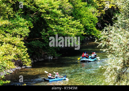 Zagori, Epiro, Grecia - Agosto 29, 2017: team avventura facendo rafting sulle acque fredde del Voidomatis River a Zagori. Egli Voidomatis River è uno o Foto Stock