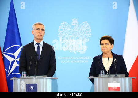 Varsavia, Polonia. 25 Ago, 2017. Il primo ministro Beata Szydlo riceve il segretario generale della NATO Jens Stoltenberg nella cancelleria del Primo ministro in Varsavia. Stoltenberg visite in Polonia nel mezzo di recente russe e bielorusse imposizioni militari a Est i confini della NATO. Credito: Jake Ratz/Alamy Live News Foto Stock