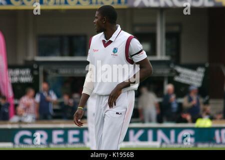 Leeds, Regno Unito, 25 agosto 2017. West Indian capitano Jason titolare tornare indietro a piedi per il suo marchio di ciotola contro l'Inghilterra nella seconda prova Investec corrispondono a Headingley Cricket Ground. Credito: Colin Edwards/Alamy Live News. Foto Stock