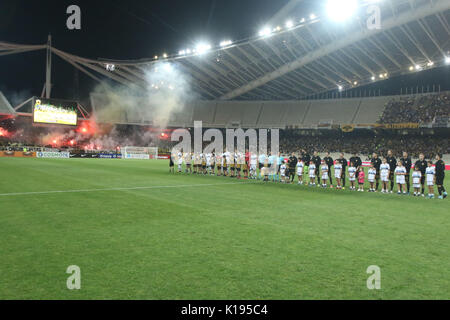 Atene, Grecia. 24 Ago, 2017. AEK Atene e Club Brugge giocatori line up durante la UEFA Europa League play-off seconda gamba partita di calcio tra Club Brugge e AEK Atene presso lo Stadio Olimpico. Punteggio finale AEK Atene ha vinto 3-0. Credito: SOPA Immagini limitata/Alamy Live News Foto Stock