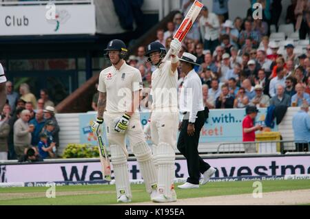 Leeds, Regno Unito, 25 agosto 2017. In inghilterra il capitano Joe Root solleva il suo bat sul raggiungimento del 50 viene eseguito durante la seconda prova Investec partita contro il West Indies a Headingley Cricket Ground. Ben Stokes è l'altro battitore. Credito: Colin Edwards/Alamy Live News. Foto Stock