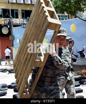 Macao, Cina. Il 25 agosto, 2017. Ufficiali e soldati di aiuto con il lavoro di soccorso del disastro provocato dal tifone Hato nella regione amministrativa speciale di Macao (SAR), Cina del sud, e il agosto 25, 2017. Circa 1.000 truppe dall Esercito di Liberazione del Popolo (PLA) guarnigione a Macao sono stati mobilitati il venerdì per sostenere sforzi di soccorso del disastro provocato dal tifone Hato nella RAS di Macao. Le truppe sono stati chiamati a circa 9:45 ora locale per aiutare con il lavoro di soccorso. Credito: Xinhua/Alamy Live News Foto Stock