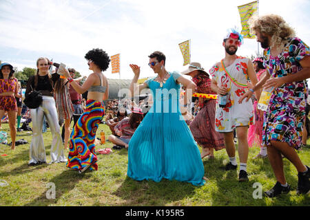 Northampton, Regno Unito. Il 25 agosto, 2017. Il festival alternativo famosa per la musica autentica, crazy fancy dress ed entusiasta di energia continua oggi sotto cieli soleggiati su la Kelmarsh station wagon. Credito: Wayne Farrell/Alamy Live News Foto Stock