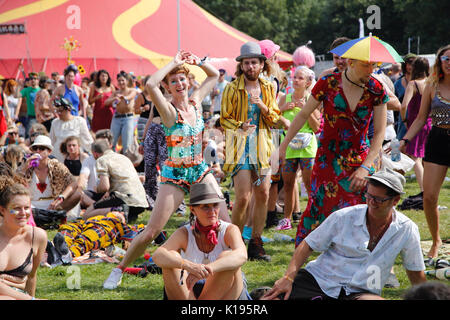 Northampton, Regno Unito. Il 25 agosto, 2017. Il festival alternativo famosa per la musica autentica, crazy fancy dress ed entusiasta di energia continua oggi sotto cieli soleggiati su la Kelmarsh station wagon. Credito: Wayne Farrell/Alamy Live News Foto Stock