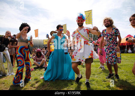 Northampton, Regno Unito. Il 25 agosto, 2017. Il festival alternativo famosa per la musica autentica, crazy fancy dress ed entusiasta di energia continua oggi sotto cieli soleggiati su la Kelmarsh station wagon. Credito: Wayne Farrell/Alamy Live News Foto Stock