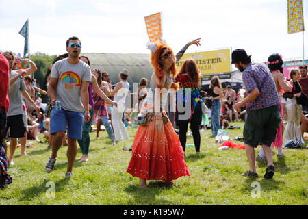 Northampton, Regno Unito. Il 25 agosto, 2017. Il festival alternativo famosa per la musica autentica, crazy fancy dress ed entusiasta di energia continua oggi sotto cieli soleggiati su la Kelmarsh station wagon. Credito: Wayne Farrell/Alamy Live News Foto Stock