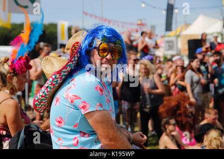 Northampton, Regno Unito. Il 25 agosto, 2017. Il festival alternativo famosa per la musica autentica, crazy fancy dress ed entusiasta di energia continua oggi sotto cieli soleggiati su la Kelmarsh station wagon. Credito: Wayne Farrell/Alamy Live News Foto Stock