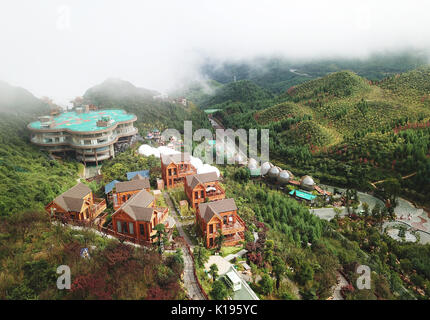 (170825) -- di LIUPANSHUI, Agosto 25, 2017 (Xinhua) -- La Meihuashan resort park è visto nella contea di Shuicheng della città di Liupanshui, a sud-ovest della Cina di Guizhou, Agosto 25, 2017. Di Liupanshui, una città una volta famosa per la sua industria carboniera che ha trasformato la propria struttura economica negli ultimi anni. Lo sviluppo del turismo locale e economia ciclica curate più di 4,525 ettari di terreni affetti da stony desertificazione e aggiunto le foreste che coprono più di 5 mila ettari. (Xinhua/Tao Liang) (zhs) Foto Stock