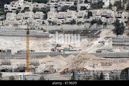 Betlemme, West Bank, Territorio palestinese. 25 Ago, 2017. Lavoratori edili di costruire nuove case in un insediamento israeliano in Cisgiordania villaggio di Walajeh, vicino a Betlemme, il 25 agosto 2017 Credit: Wisam Hashlamoun APA/images/ZUMA filo/Alamy Live News Foto Stock