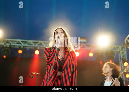 Reading, Regno Unito. 25 Ago, 2017. Theresa Jarvis di Yonaka performing live sul Festival Stadio Repubblica al 2017 Festival della lettura. Foto Data: Venerdì 25 Agosto, 2017. Foto di credito dovrebbe leggere: Roger Garfield/Alamy Live News Foto Stock