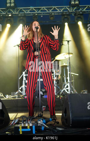 Reading, Regno Unito. 25 Ago, 2017. Theresa Jarvis di Yonaka performing live sul Festival Stadio Repubblica al 2017 Festival della lettura. Foto Data: Venerdì 25 Agosto, 2017. Foto di credito dovrebbe leggere: Roger Garfield/Alamy Live News Foto Stock