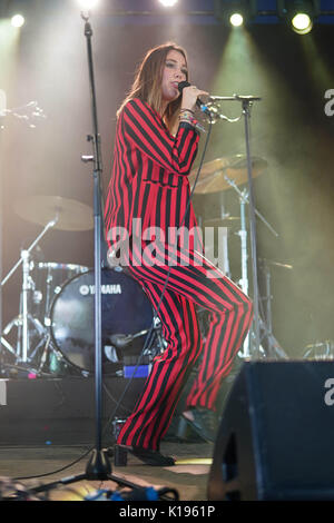 Reading, Regno Unito. 25 Ago, 2017. Theresa Jarvis di Yonaka performing live sul Festival Stadio Repubblica al 2017 Festival della lettura. Foto Data: Venerdì 25 Agosto, 2017. Foto di credito dovrebbe leggere: Roger Garfield/Alamy Live News Foto Stock