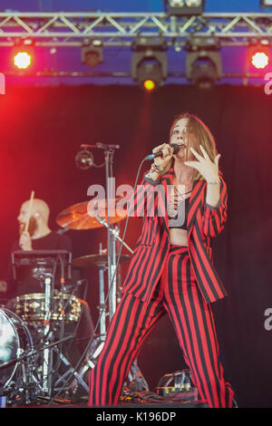 Reading, Regno Unito. 25 Ago, 2017. Theresa Jarvis di Yonaka performing live sul Festival Stadio Repubblica al 2017 Festival della lettura. Foto Data: Venerdì 25 Agosto, 2017. Foto di credito dovrebbe leggere: Roger Garfield/Alamy Live News Foto Stock