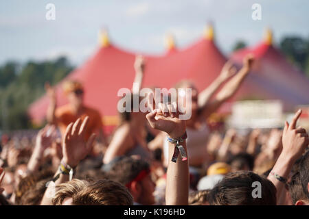 Reading, Regno Unito. 25 Ago, 2017. I frequentatori del Festival godendo di un clima caldo e al 2017 Festival della lettura. Foto Data: Venerdì 25 Agosto, 2017. Foto di credito dovrebbe leggere: Roger Garfield/Alamy Live News Foto Stock