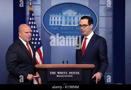 (170825) -- WASHINGTON, Agosto 25, 2017 (Xinhua) -- STATI UNITI Il segretario al Tesoro Steven Mnuchin (R) e il Consigliere per la sicurezza nazionale H.R. McMaster partecipare ad una conferenza stampa presso la Casa Bianca a Washington D.C., gli Stati Uniti, il 25 agosto, 2017. Il consigliere per la sicurezza nazionale H.R. Detto McMaster ad una casa bianca conferenza stampa che gli Stati Uniti non avevano i piani per un azione militare in Venezuela, ma che il Presidente Trump destinato a prendere vantaggio di una vasta gamma di 'opzioni integrate' in futuro. La McMaster commento è venuto dopo l' annuncio di un nuovo round di Stati Uniti sanzioni economiche sul Foto Stock