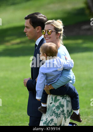 (170825) -- WASHINGTON, Agosto 25, 2017 (Xinhua) -- Ivanka Trump, con suo marito Jared Kushner ed il loro figlio Theodore, segue U.S. Presidente Donald Trump a bordo del Marine uno en route a Camp David per il weekend al South Lawn della Casa Bianca a Washington D.C., gli Stati Uniti, il 25 agosto, 2017. Segretario stampa della Casa Bianca Sarah Huckabee Sanders ha detto a un briefing venerdì che U.S. Presidente Donald Trump, che ha lasciato per Camp David, piani di visita di Stato statunitense del Texas a volte nei primi giorni della prossima settimana come uragano Harvey si avvicina a sud degli Stati costieri. (Xinhua/Yin Bogu) Foto Stock