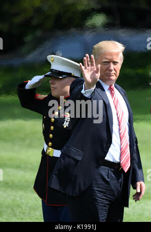 (170825) -- WASHINGTON, Agosto 25, 2017 (Xinhua) -- STATI UNITI Presidente Donald Trump onde prima di salire a bordo del Marine uno en route a Camp David per il weekend al South Lawn della Casa Bianca a Washington D.C., gli Stati Uniti, il 25 agosto, 2017. Segretario stampa della Casa Bianca Sarah Huckabee Sanders ha detto a un briefing venerdì che U.S. Presidente Donald Trump, che ha lasciato per Camp David, piani di visita di Stato statunitense del Texas a volte nei primi giorni della prossima settimana come uragano Harvey si avvicina a sud degli Stati costieri. (Xinhua/Yin Bogu) Foto Stock