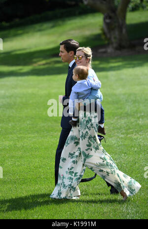 (170825) -- WASHINGTON, Agosto 25, 2017 (Xinhua) -- Ivanka Trump, con suo marito Jared Kushner ed il loro figlio Theodore, segue U.S. Presidente Donald Trump a bordo del Marine uno en route a Camp David per il weekend al South Lawn della Casa Bianca a Washington D.C., gli Stati Uniti, il 25 agosto, 2017. Segretario stampa della Casa Bianca Sarah Huckabee Sanders ha detto a un briefing venerdì che U.S. Presidente Donald Trump, che ha lasciato per Camp David, piani di visita di Stato statunitense del Texas a volte nei primi giorni della prossima settimana come uragano Harvey si avvicina a sud degli Stati costieri. (Xinhua/Yin Bogu) Foto Stock