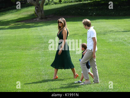 (170825) -- WASHINGTON, Agosto 25, 2017 (Xinhua) -- STATI UNITI La First Lady Melania Trump (L), suo figlio Barron (R) e Trump il nipote di Joseph a piedi a bordo del Marine uno en route a Camp David per il weekend al South Lawn della Casa Bianca a Washington D.C., gli Stati Uniti, il 25 agosto, 2017. Segretario stampa della Casa Bianca Sarah Huckabee Sanders ha detto a un briefing venerdì che U.S. Presidente Donald Trump, che ha lasciato per Camp David, piani di visita di Stato statunitense del Texas a volte nei primi giorni della prossima settimana come uragano Harvey si avvicina a sud degli Stati costieri. (Xinhua/Yin Bogu) Foto Stock