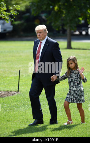 (170825) -- WASHINGTON, Agosto 25, 2017 (Xinhua) -- STATI UNITI Presidente Donald Trump e la sua nipote Arabella a piedi a bordo del Marine uno en route a Camp David per il weekend al South Lawn della Casa Bianca a Washington D.C., gli Stati Uniti, il 25 agosto, 2017. Segretario stampa della Casa Bianca Sarah Huckabee Sanders ha detto a un briefing venerdì che U.S. Presidente Donald Trump, che ha lasciato per Camp David, piani di visita di Stato statunitense del Texas a volte nei primi giorni della prossima settimana come uragano Harvey si avvicina a sud degli Stati costieri. (Xinhua/Yin Bogu) Foto Stock