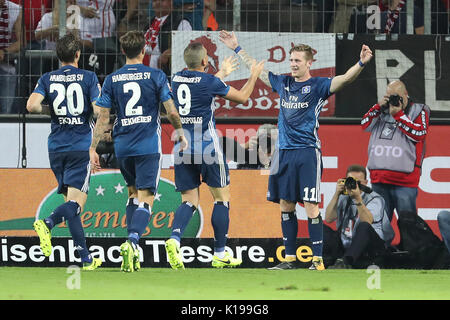 (170826) -- Colonia, agosto 26, 2017 (Xinhua) -- di Amburgo Andre Hahn (1R) celebra dopo rigature durante la Bundesliga tedesca partita di calcio tra FC Colonia e Amburgo SV a Colonia, Germania ovest su agosto 25, 2017. Amburgo ha vinto 3-1. (Xinhua/Ulrich Hufnagel) Foto Stock