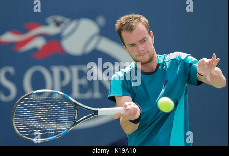 New York, Stati Uniti. 25 Ago, 2017. New York, NY, Stati Uniti d'America - 25 agosto 2017: Jan Satral della Repubblica ceca restituisce la sfera durante la partita di qualificazione contro Denis Shapovalov del Canada a US Open 2017 Credit: lev radin/Alamy Live News Foto Stock