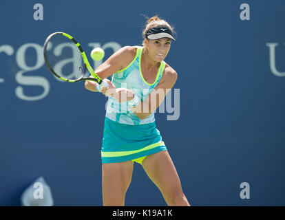 New York, Stati Uniti. 25 Ago, 2017. New York, NY, Stati Uniti d'America - 25 agosto 2017: Bernarda Pera di USA restituisce la sfera durante la partita di qualificazione contro Anna Blinkova della Russia a US Open 2017 Credit: lev radin/Alamy Live News Foto Stock