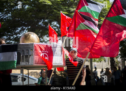 Agosto 26, 2017 - Gaza City, la striscia di Gaza, Palestina - i palestinesi stanno partecipando in un rally organizzato dal Fronte popolare di liberazione della Palestina (PFLP) per commemorare l anniversario del fondatore del movimento, Abu Ali Mustafa, e di porre termine alla divisione di Gaza City. (Credito Immagine: © Mahmoud Issa/Quds Net News via ZUMA filo) Foto Stock