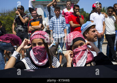 Agosto 26, 2017 - Gaza City, la striscia di Gaza, Palestina - i palestinesi stanno partecipando in un rally organizzato dal Fronte popolare di liberazione della Palestina (PFLP) per commemorare l anniversario del fondatore del movimento, Abu Ali Mustafa, e di porre termine alla divisione di Gaza City. (Credito Immagine: © Mahmoud Issa/Quds Net News via ZUMA filo) Foto Stock