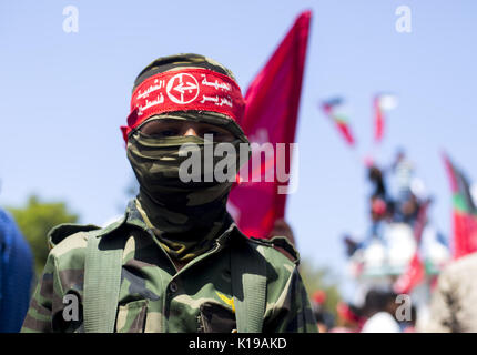 Agosto 26, 2017 - Gaza City, la striscia di Gaza, Palestina - i palestinesi stanno partecipando in un rally organizzato dal Fronte popolare di liberazione della Palestina (PFLP) per commemorare l anniversario del fondatore del movimento, Abu Ali Mustafa, e di porre termine alla divisione di Gaza City. (Credito Immagine: © Mahmoud Issa/Quds Net News via ZUMA filo) Foto Stock