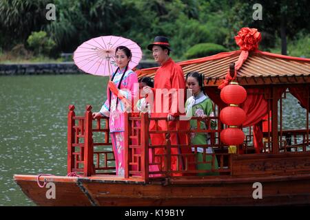 Huangshan. 26 Ago, 2017. Gli artisti interpreti o esecutori partecipare ad una tradizionale cerimonia di matrimonio in Xidi villaggio di Yixian County, nella città di Huangshan della Cina dell'est della provincia di Anhui, Agosto 26, 2017, durante il matrimonio tradizionale convenzioni di Huizhou per salutare il festival Qixi o cinese il giorno di San Valentino. Credito: Shi Guangde/Xinhua/Alamy Live News Foto Stock