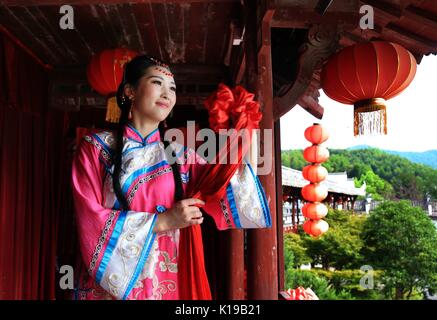 Huangshan. 26 Ago, 2017. Un attrice esegue 'a sfera gettando', un modo tradizionale per scegliere un marito, Xidi villaggio di Yixian County, nella città di Huangshan della Cina dell'est della provincia di Anhui, Agosto 26, 2017, durante il matrimonio tradizionale convenzioni di Huizhou per salutare il festival Qixi o cinese il giorno di San Valentino. Credito: Shi Guangde/Xinhua/Alamy Live News Foto Stock