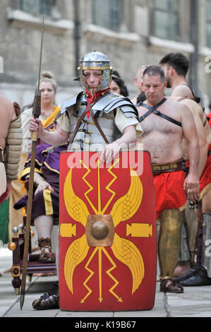 Londra, Regno Unito. Il 26 agosto 2017. Membri della Brittania rievocazione gruppo preparare a mettere su giochi gladiatori in Guildhall Yard, il sito di Londra è solo l'Anfiteatro Romano. Vivere combattere e lezioni di storia porta l'intrattenimento e di educazione del pubblico oltre a Ferragosto Weekend. Credito: Stephen Chung / Alamy Live News Foto Stock