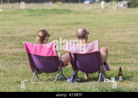 Londra, Regno Unito. 26 Ago, 2017. Un giovane seduto in sedie godendo il mite clima su Wimbledon Common come temperature più calde sono previsti durante il mese di agosto durante un weekend di ferie Credito: amer ghazzal/Alamy Live News Foto Stock