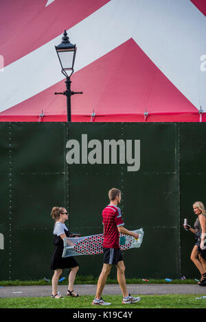 Londra, Regno Unito. 26 Ago, 2017. Tutti i tipi di arrivare alla coda per il SW4 dance festival su Clapham Common su un soleggiato bank holiday pomeriggio. Credito: Guy Bell/Alamy Live News Foto Stock