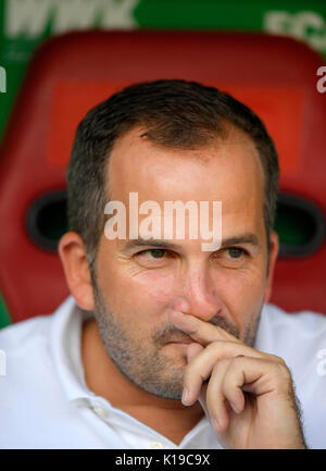 26.08.2017, Fussball 1.Liga 2017/2018, 2.Spieltag, FC Augsburg - Borussia Mönchengladbach, in der WWK-Arena Augsburg. Trainer Manuel Baum (FC Augsburg). Foto: Cronos/MIS Foto Stock